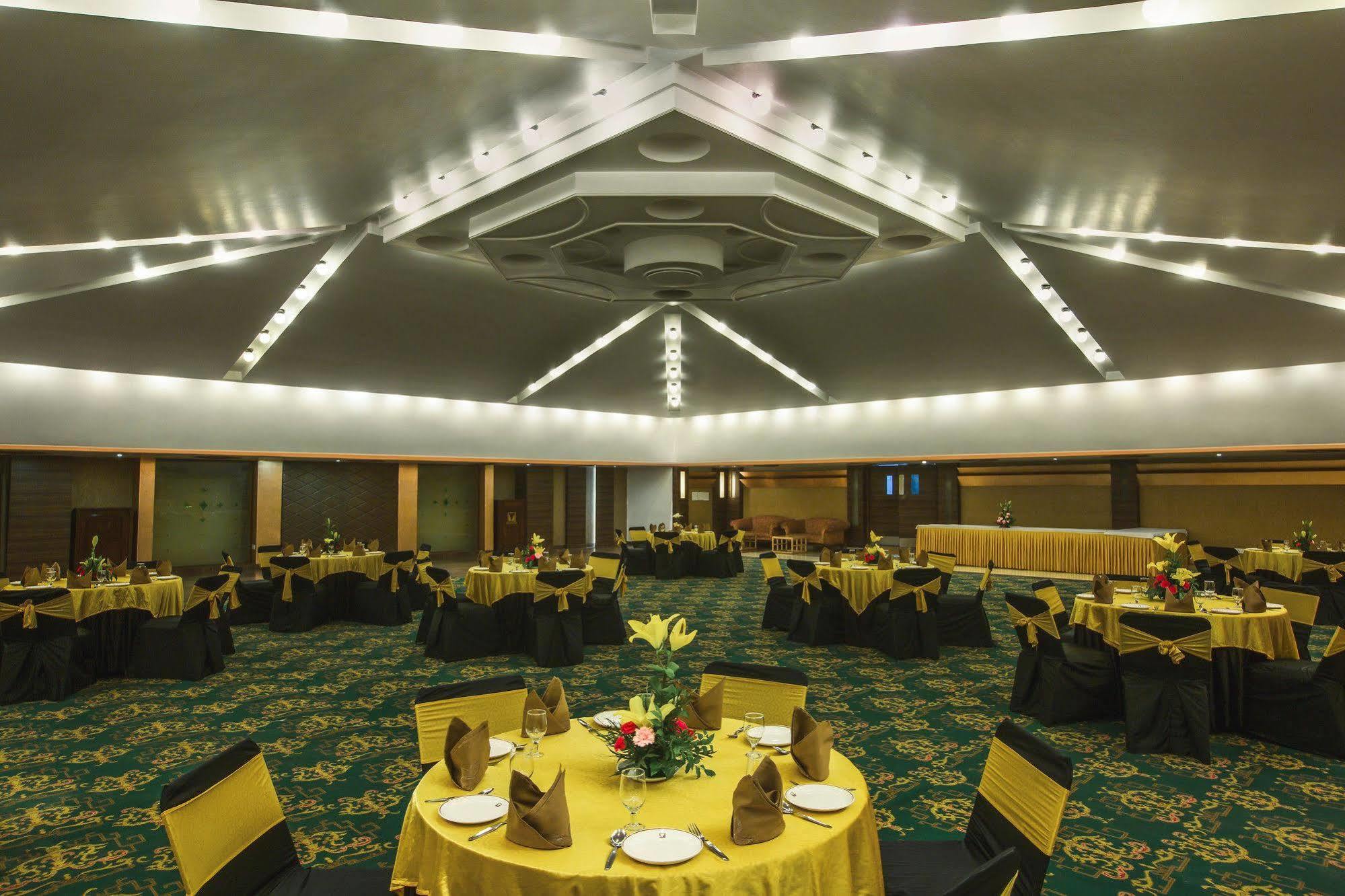 Hotel Mountview Chandīgarh Buitenkant foto